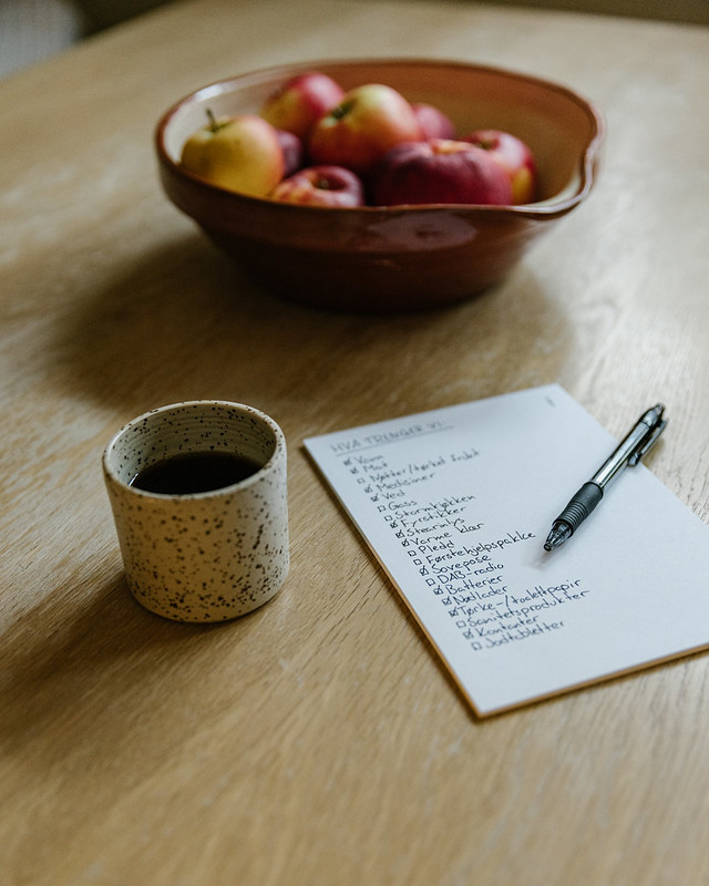 kaffekopp, epler og handleliste