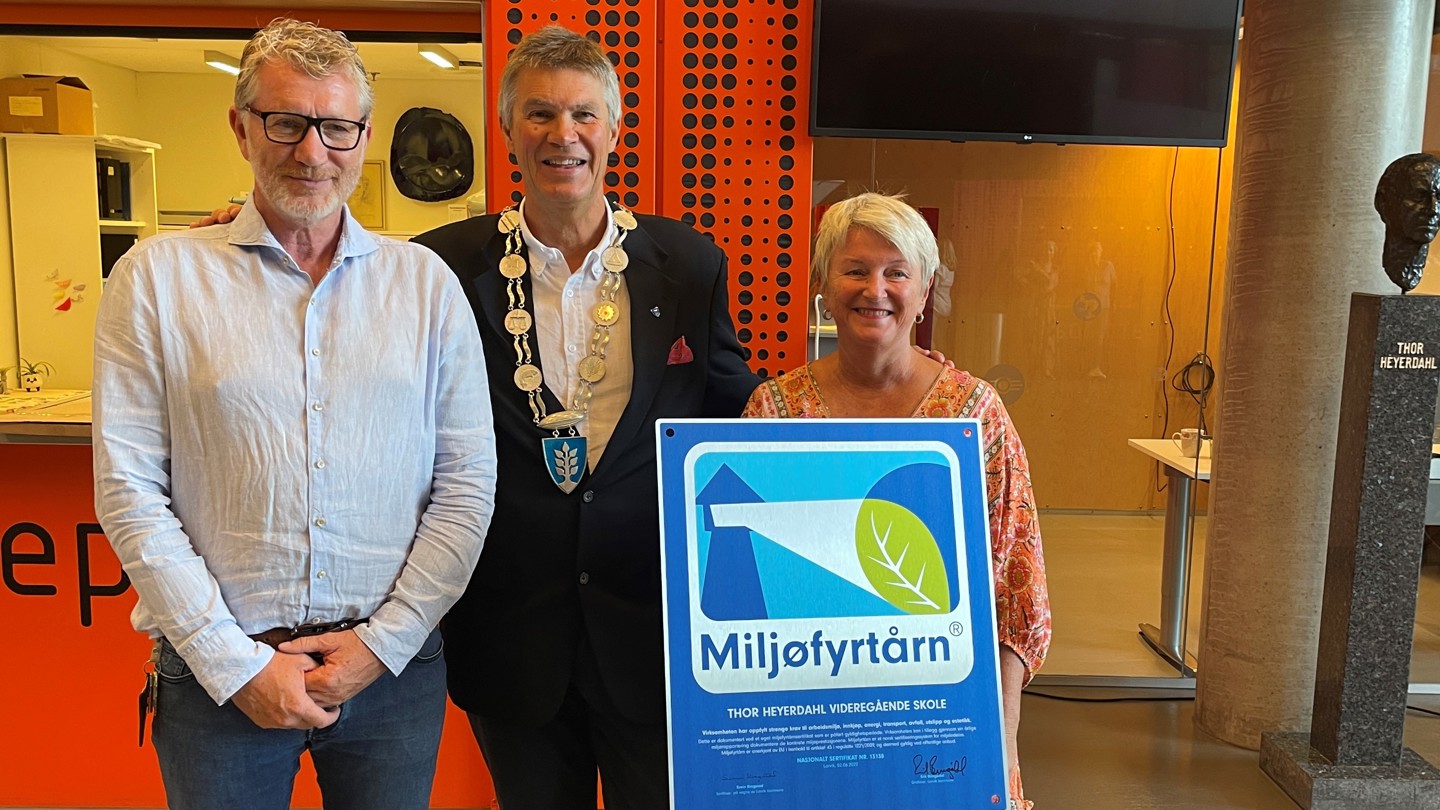 Ordfører Erik Bringedal overrakte diplomet til rektor Lin Marie Holvik og Kjell Robert Kaspersen som er er Miljøfyrtårnansvarlig ved skolen