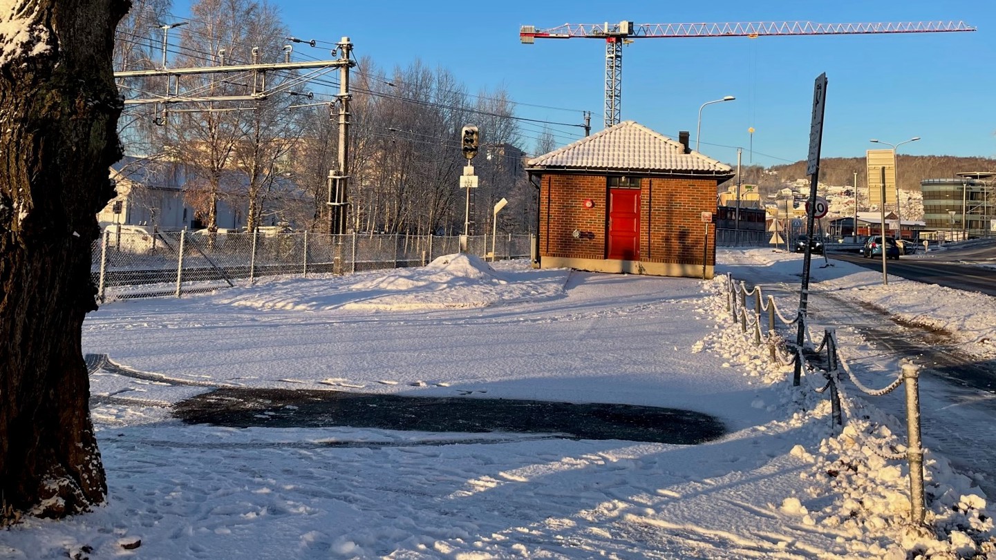 Her ser du pumpehuset og parkeringsplassene.