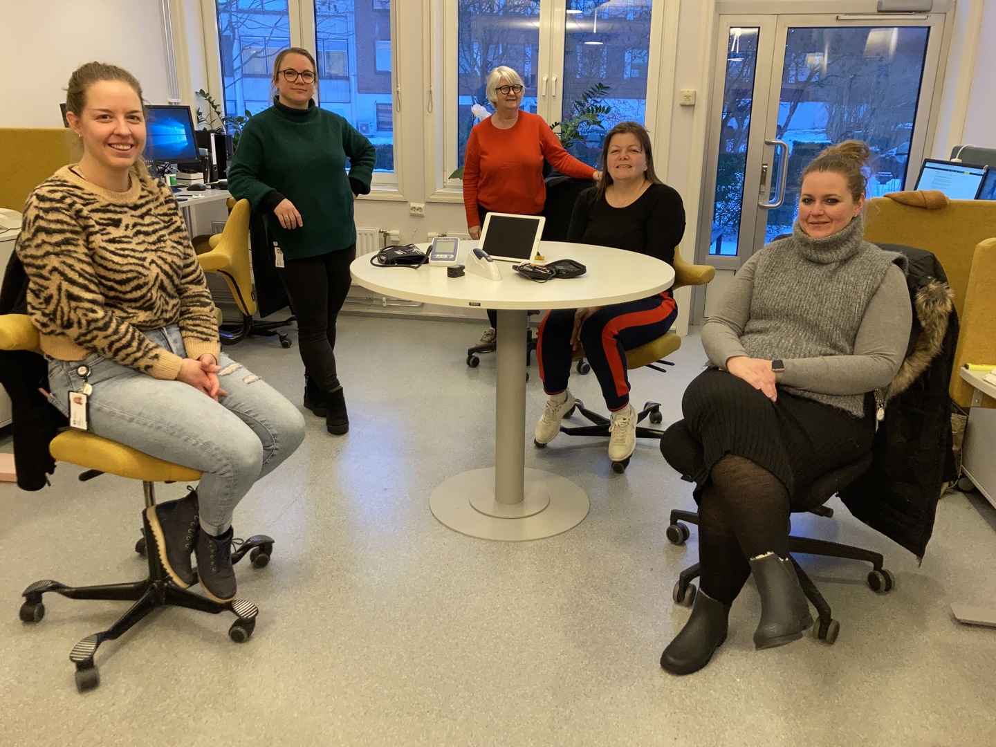 Denne gjengen jobber med digital hjemmeoppfølging. Fra venstre: Mette Landsverk, Katrine Nygaard, Aase Tømte, Linda NIlsen Augland og Tonje Vestby.