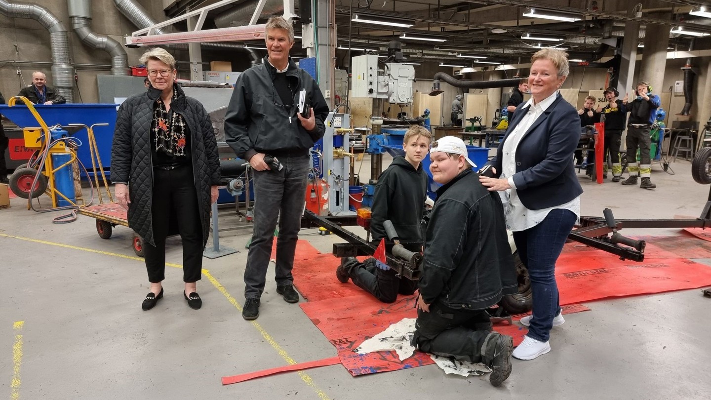 Over halvparten av elevene ved Thor Heyerdahl videregående går på yrkesfag. Kommunedirektør Gro Herheim og ordfører Erik Bringedal besøkte skolen tidligere april. Der møtte de blant annet elevene Arthur Gundersen og Tobias Andre Pettersen og rektor Lin Marie Holvik (til høyre). Foto: Ellen Marie Skjefstad