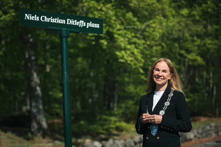 Birgitte Gulla Løken Åpner Niels Christian Ditleffs Plass 4