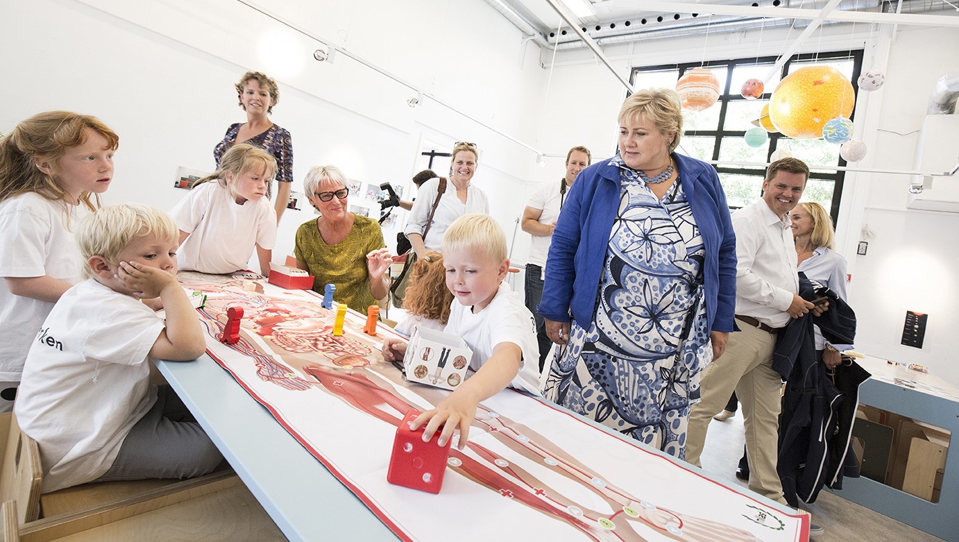 "Veldig nytenkende. Både barnehagen, Newton-rommet og Matteparken som er planlagt her, er utrolig spennende", sa statsminister Erna Solberg under sitt besøk på @piparken barnehage. Foto: @piparken