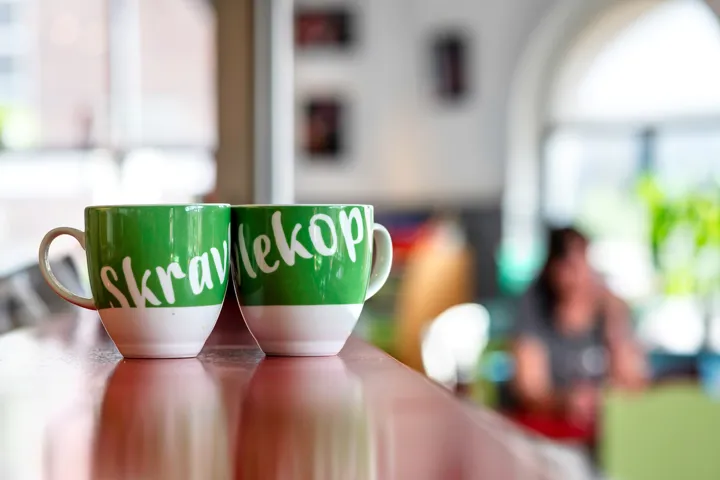 bilde av skravlekopper på kafedisk