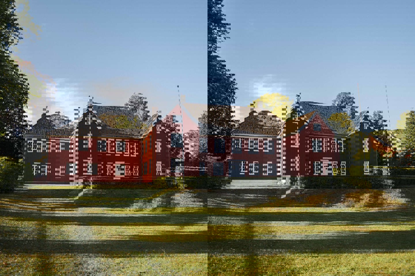 Herregården i kveldssol.