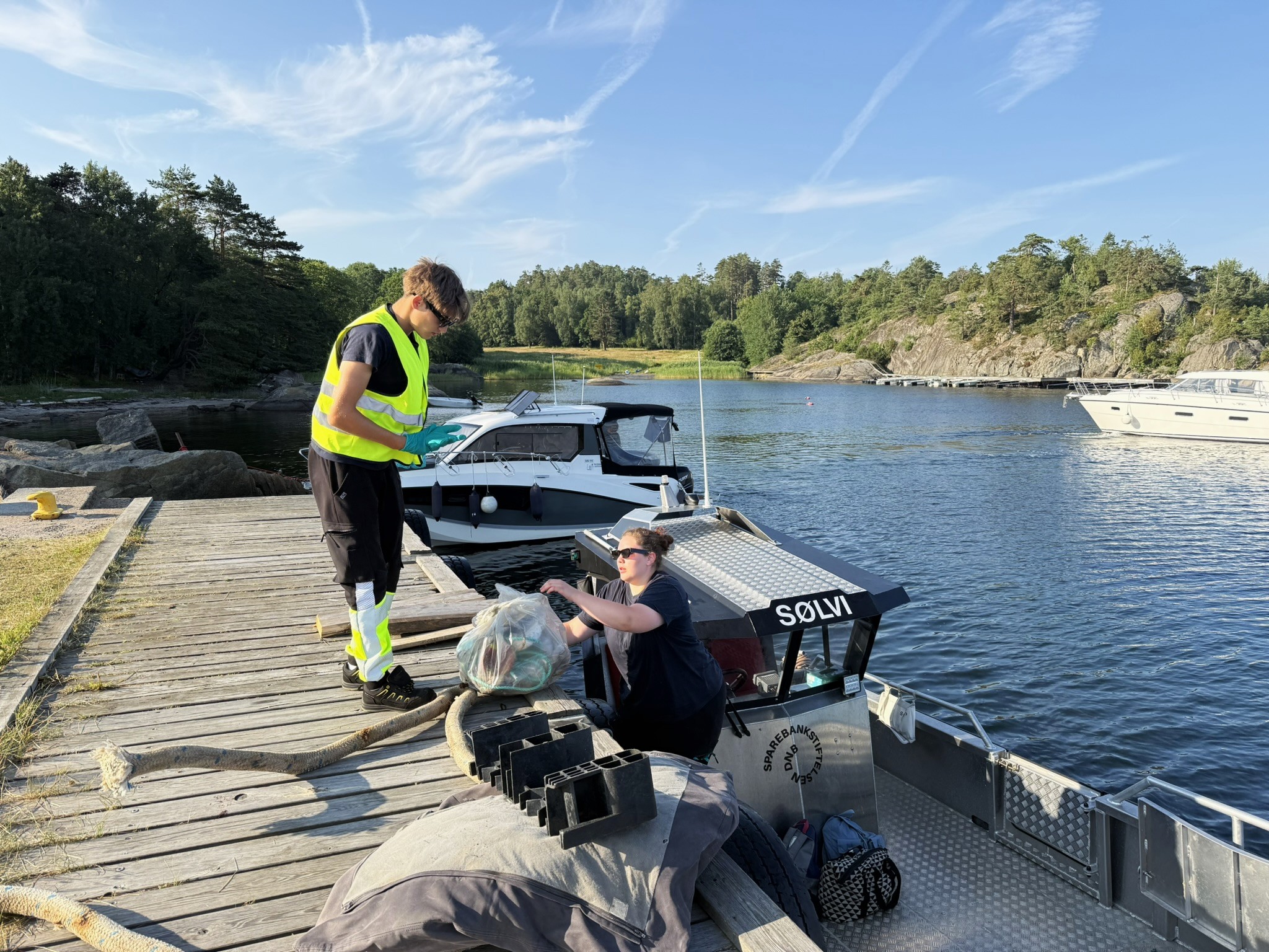 Buglem Dagarslan (15) og Zin Tabo (16) har sommerjobb i Skjærgårdstjenesten.JPEG