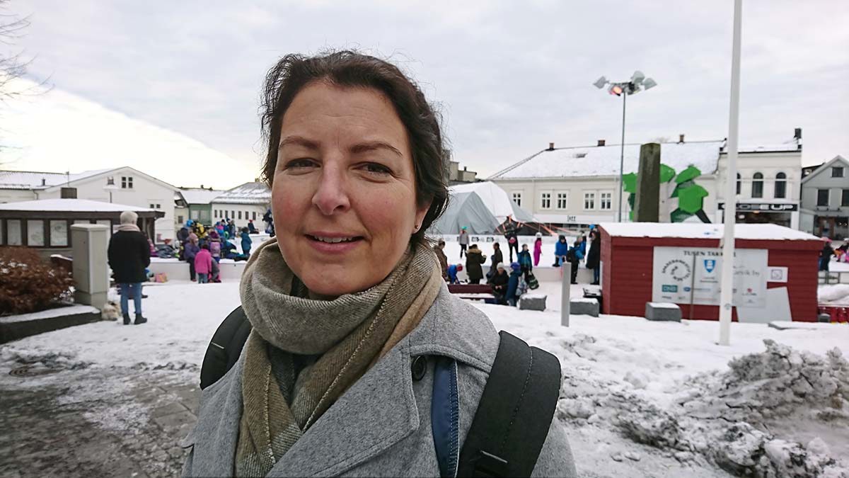 Planleggingsjef Hanne Sophie Solhaug er i gang med et stort klartleggingsarbeid. I løpet av året skal Bane NOR vurdere konsekvensene av dobbeltsporet jernbane gjennom Larvik. Foto: Simen Slette Sunde, Bane NOR