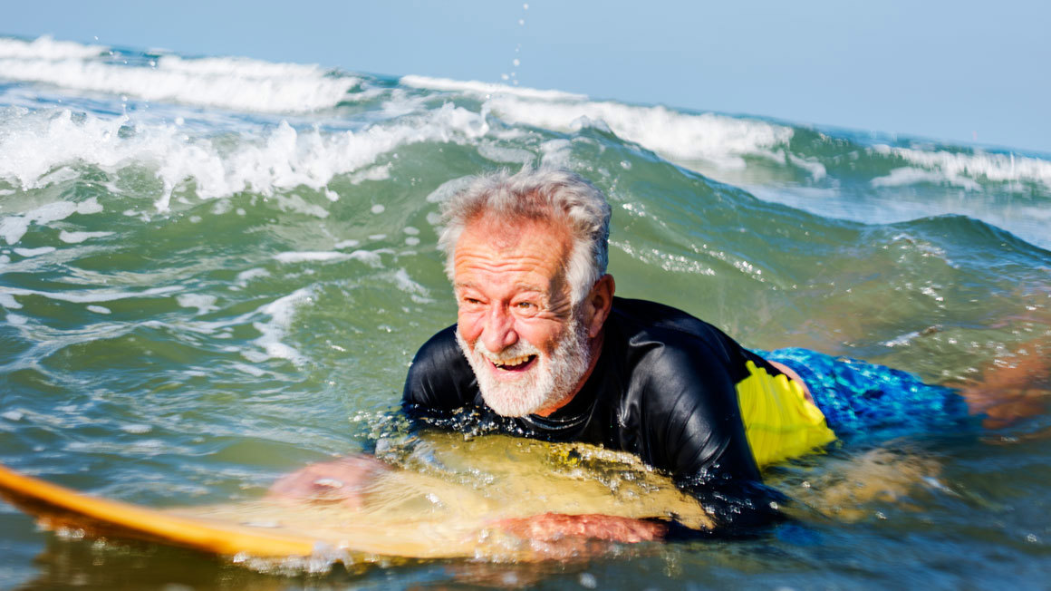Eldre mann som surfer