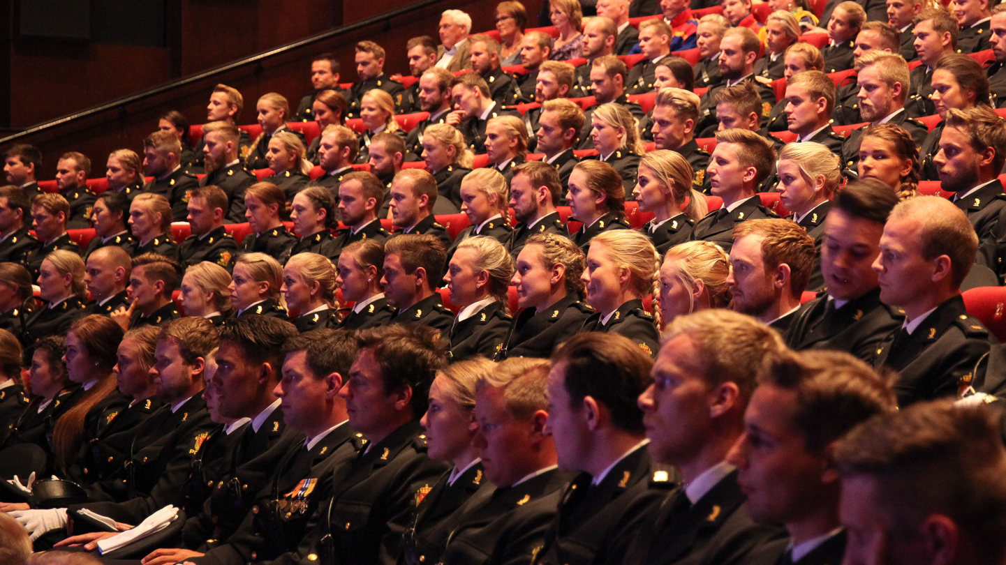 LANDETS MEST FORNØYDE STUDENTER: Over 160 politistudenter får hvert år utdelt sitt vitnemål på Bølgen kulturhus i Larvik.