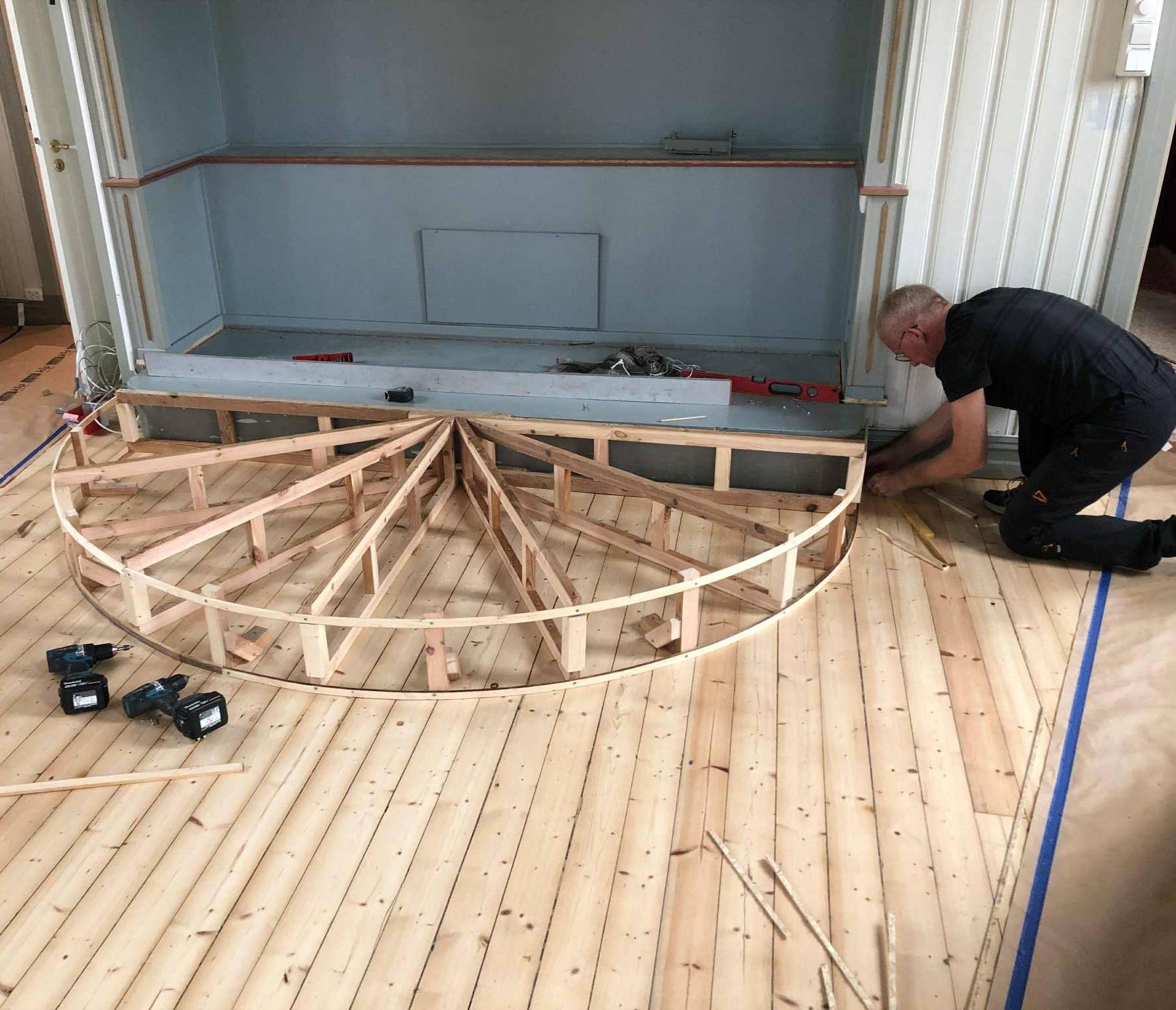 Bilde av snekring av scene på et gulv