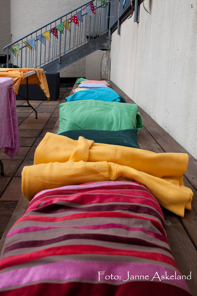 Benk med fargerike tepper