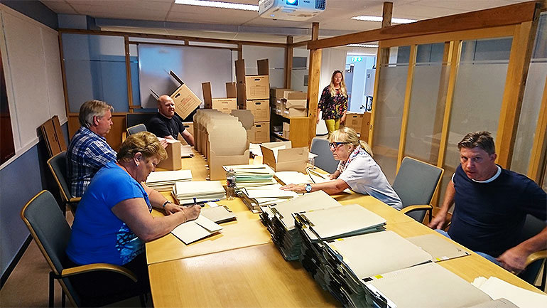 Mange har vært involvert i det store arbeidet med sortering og rydding av papirarkivene.