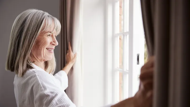 Eldre Kvinne Hjemme Istock Illustrasjonsbilde