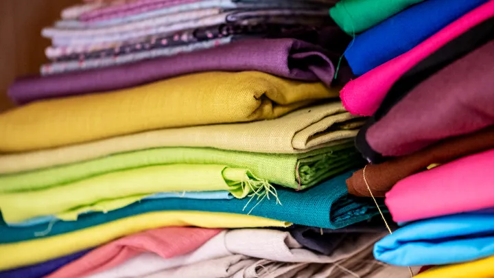 Bilde av fargerike tekstiler