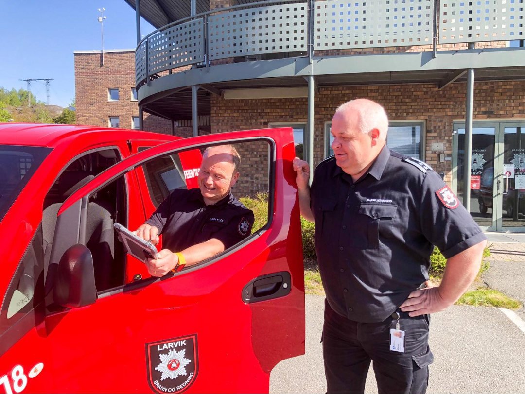 Feierinspektør Olav Brattås (t.v.) og Roar Asbjørnrød, leder i forebyggende avdeling i Larvik brann og redning, Foto: Lasse Nordheim/ØP