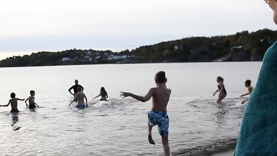 Elever hopper i havet for TV-aksjonen!