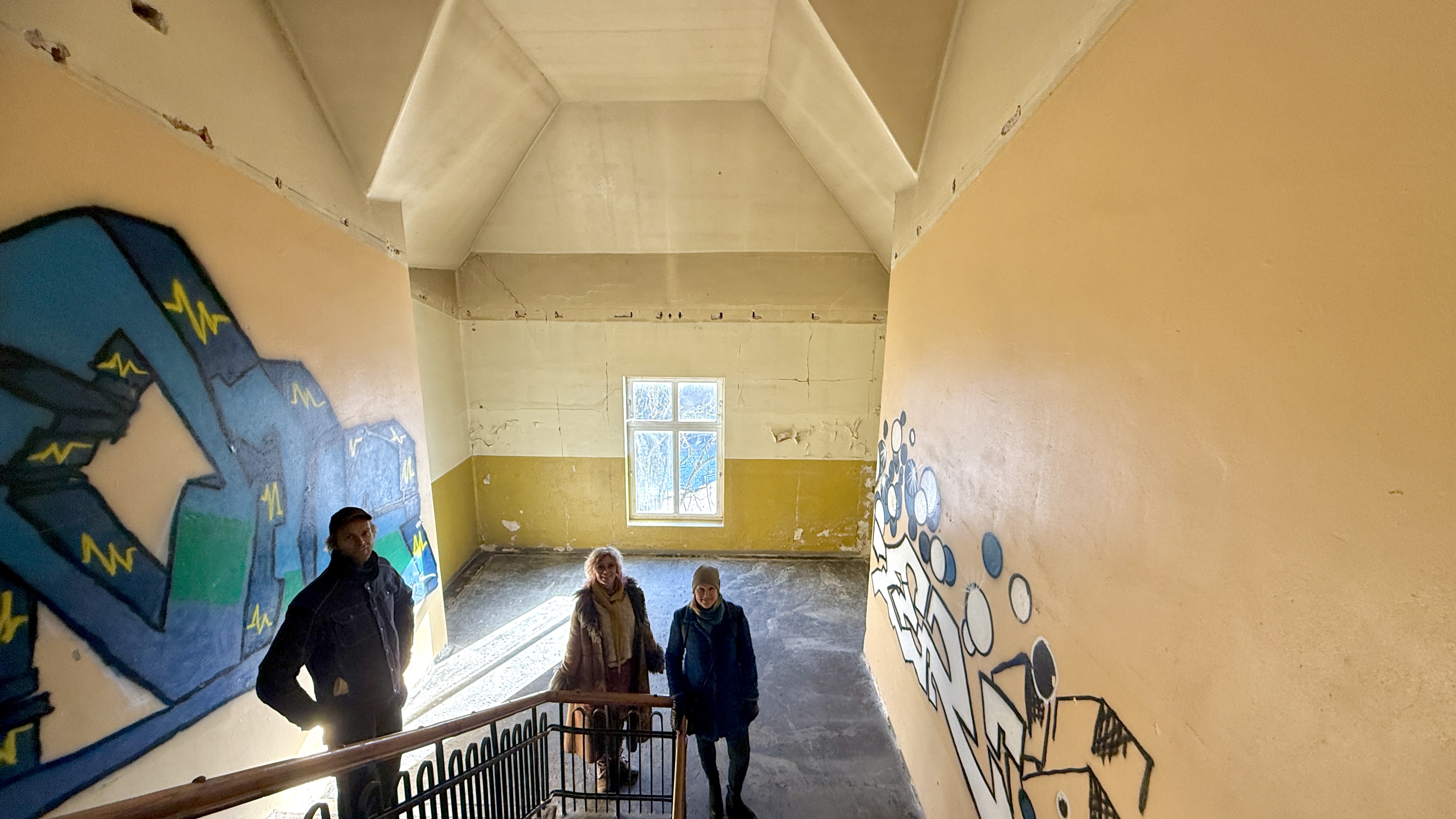 Trappeløp i gammel skolekorridor