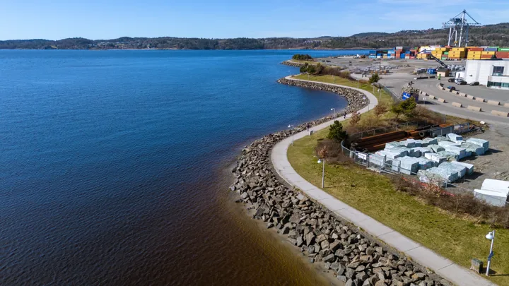Oversiktsbilde av Revstien, en bysti langs Larvik havn.