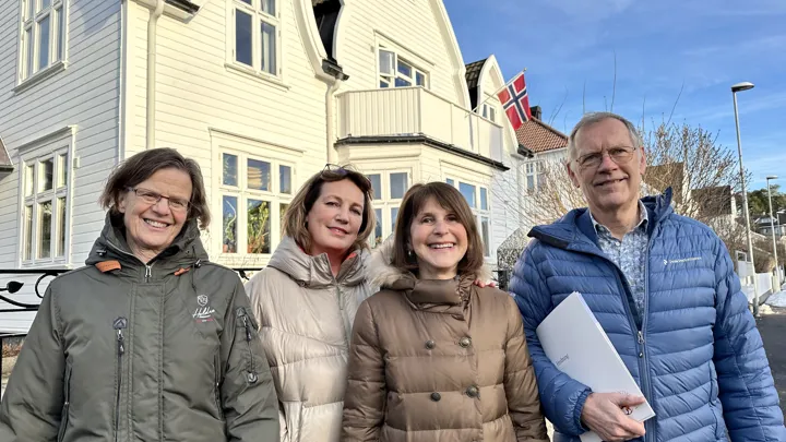 Berit Rustenberg (t.v) og Petter Knutsen (t.h.) markerte fredningsvedtaket med Marion Garmain, Herman Sachnowitz' datter og Siv Abrahamsen i Vestfold og Telemark fylkeskommune. 
