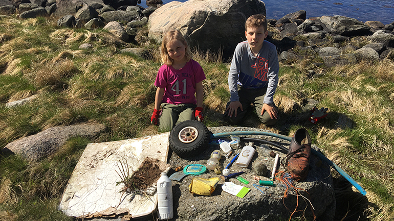 To barn har plukket søppel langs strender i Larvik