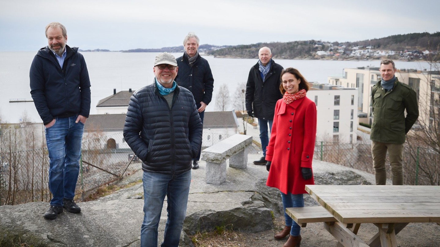 BØKKERFJELLET: Hva bør utvikles her? Larvik byutviklingsforum står bak "Byslangen": Dag Thorstensen, Bård Jervan, Bjørn Z. Ekelund, Åke Berg, Natasha Peevor-Johnson og Rune Langseth. Foto: Kjersti Bache