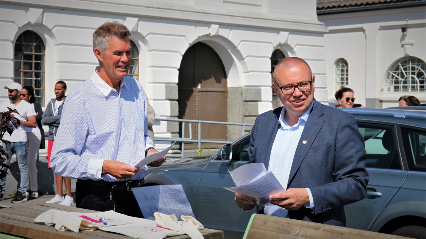 Bypakke Larvik  ble signert av ordfører Erik Bringedal og Arve Høiberg (leder, hovedutvalget for Samferdsel VTFK) under et arrangement i Indre havn torsdag.