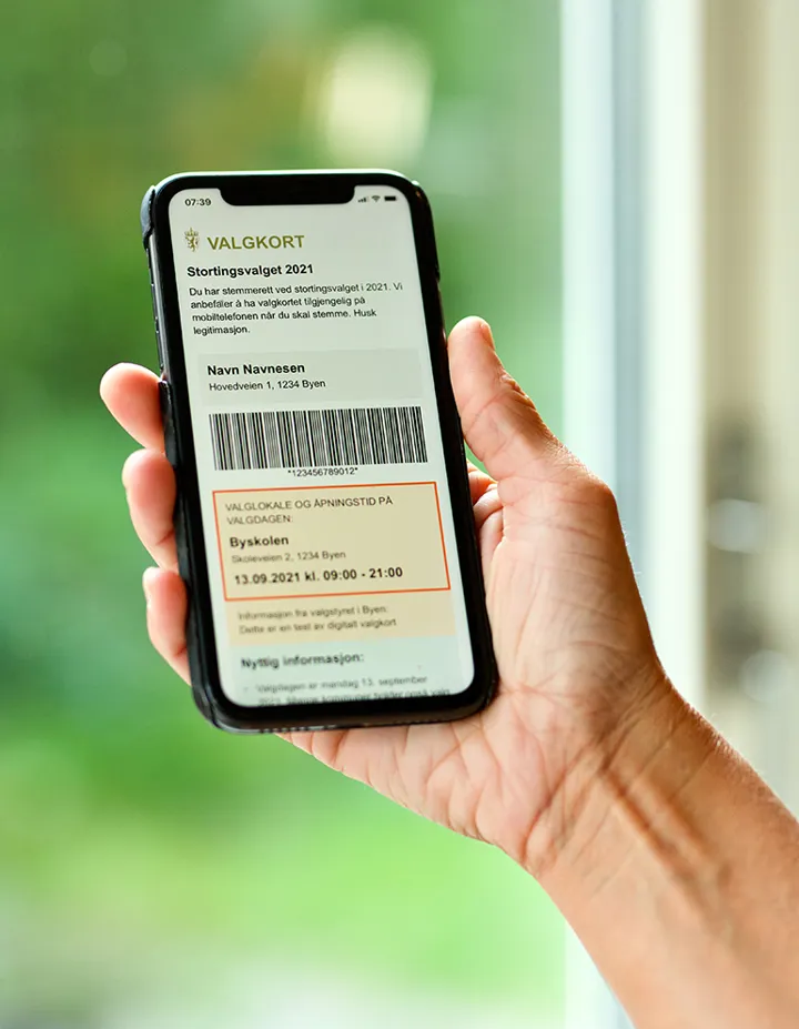 Illustrasjonsbilde person holder mobil med digitalt valgkort.
