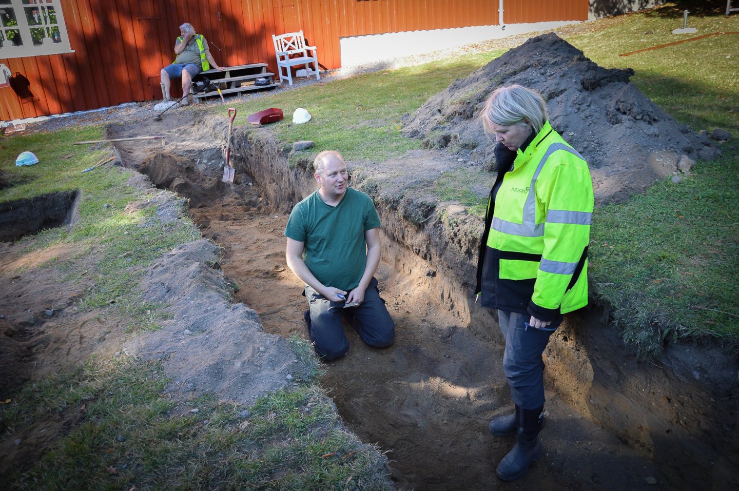 MÅLER OPP: Hagehistoriker Bjørn Anders Fredriksen og arkeolog Trude Aga Brun skal måle opp Herregårdshagen etter funnene de har gjort.
