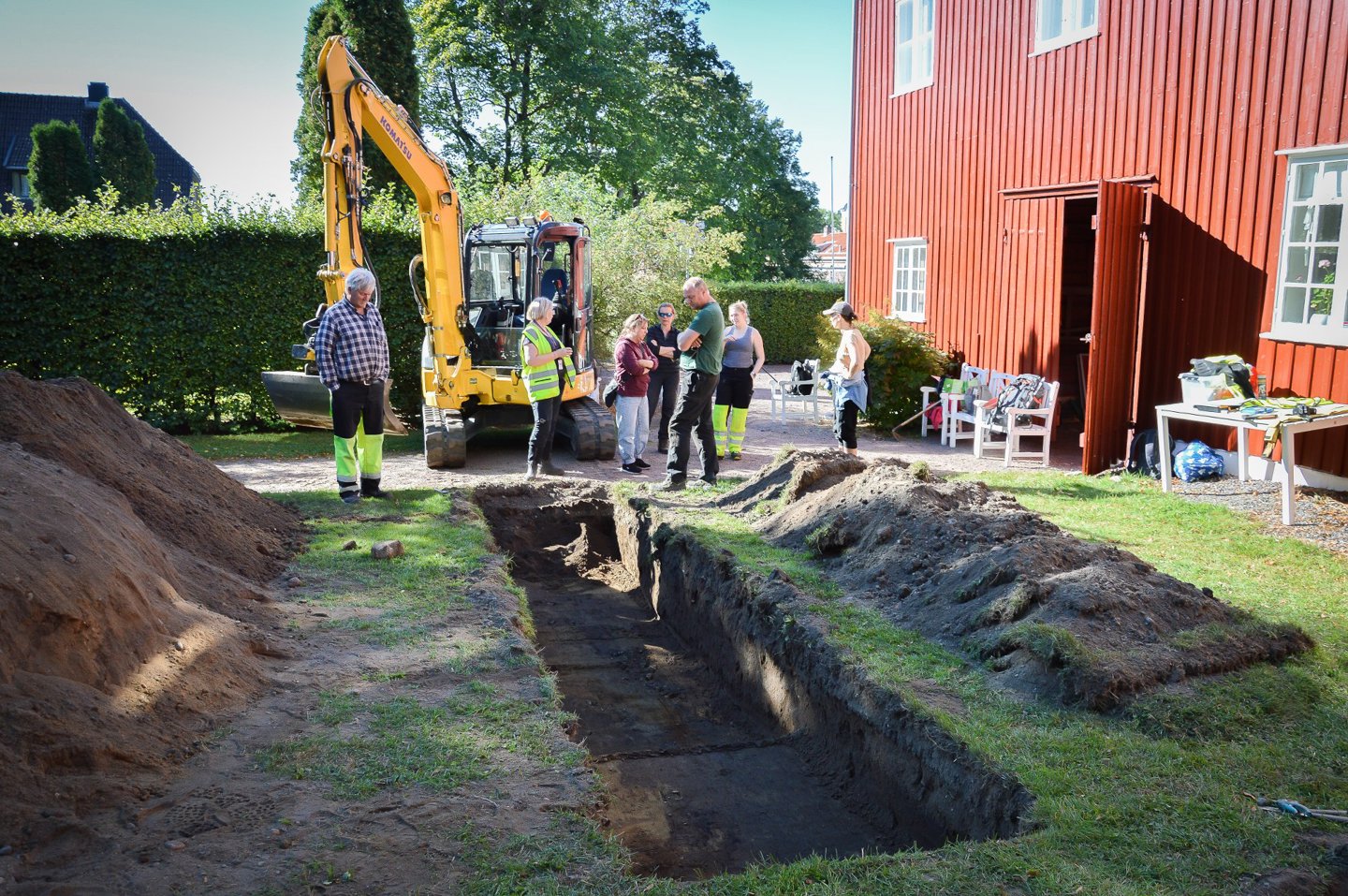 HERREGÅRDSHAGEN: Hagen inn mot den gamle Mesterfjellet skole er full av søkesjakter og folk som leter etter spor av barokkhagen fra 1600-tallet.
