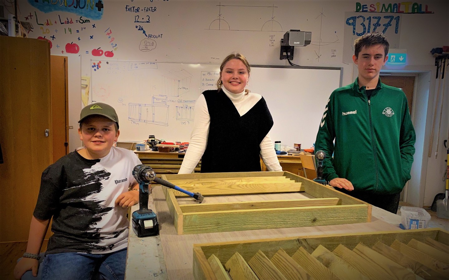 SNEKRER PÅ RA: Henrik Røsjorde Dolven 9B, Lisa Lindén Vaags 9C og Simen Andreas Agnes Breivik 9B.