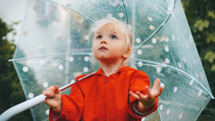 Jente Med Paraply Istock