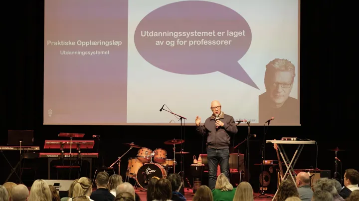 Johnny Gangsøy på scenen under Våre unge-dagen