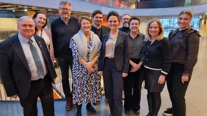 Lasse Berntzen, leder for hovedutvalg for utdanning i Vestfold fylkeskommune, Maj-Britt Jakobsen, konstituert leder Våre unge, Jan Erik Norder, kommunaldirektør for oppvekst og kvalifisering i Larvik kommune, rektor Lin Marie Holvik, Elias Hegg Vestli i elevrådet, Kari Nessa Nordtun, Arne Dag Torssønn Ous, leder ved Thor Heyerdahl, Frøydis Straume, leder Våre unge, Inger Hjortland, virksomhetsleder for Larvik Læringssenter og Anna-Elise Hette i elevrådet.