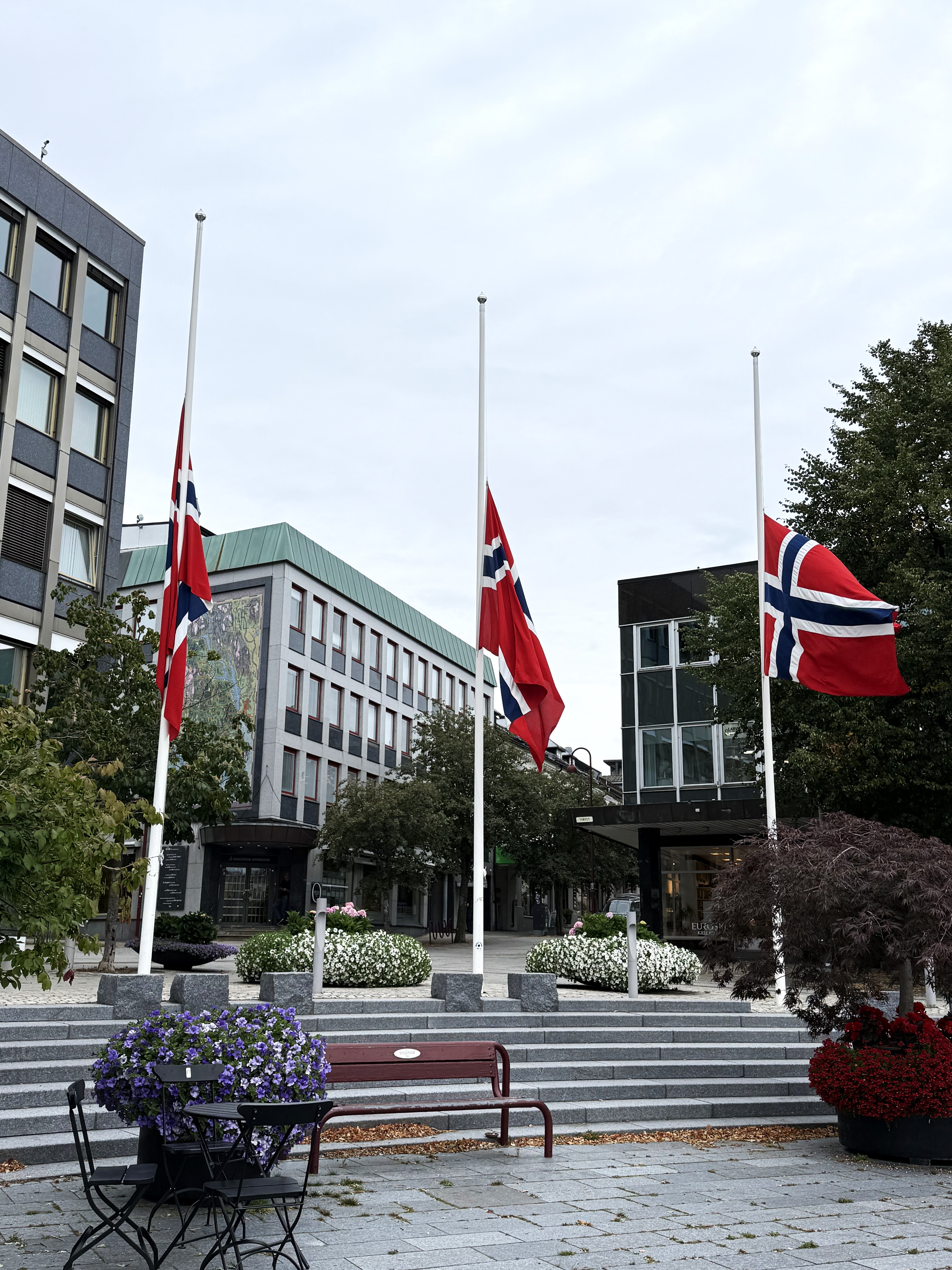 Flagge På Halv Stang Ved Kongens Dødsfall På Torget