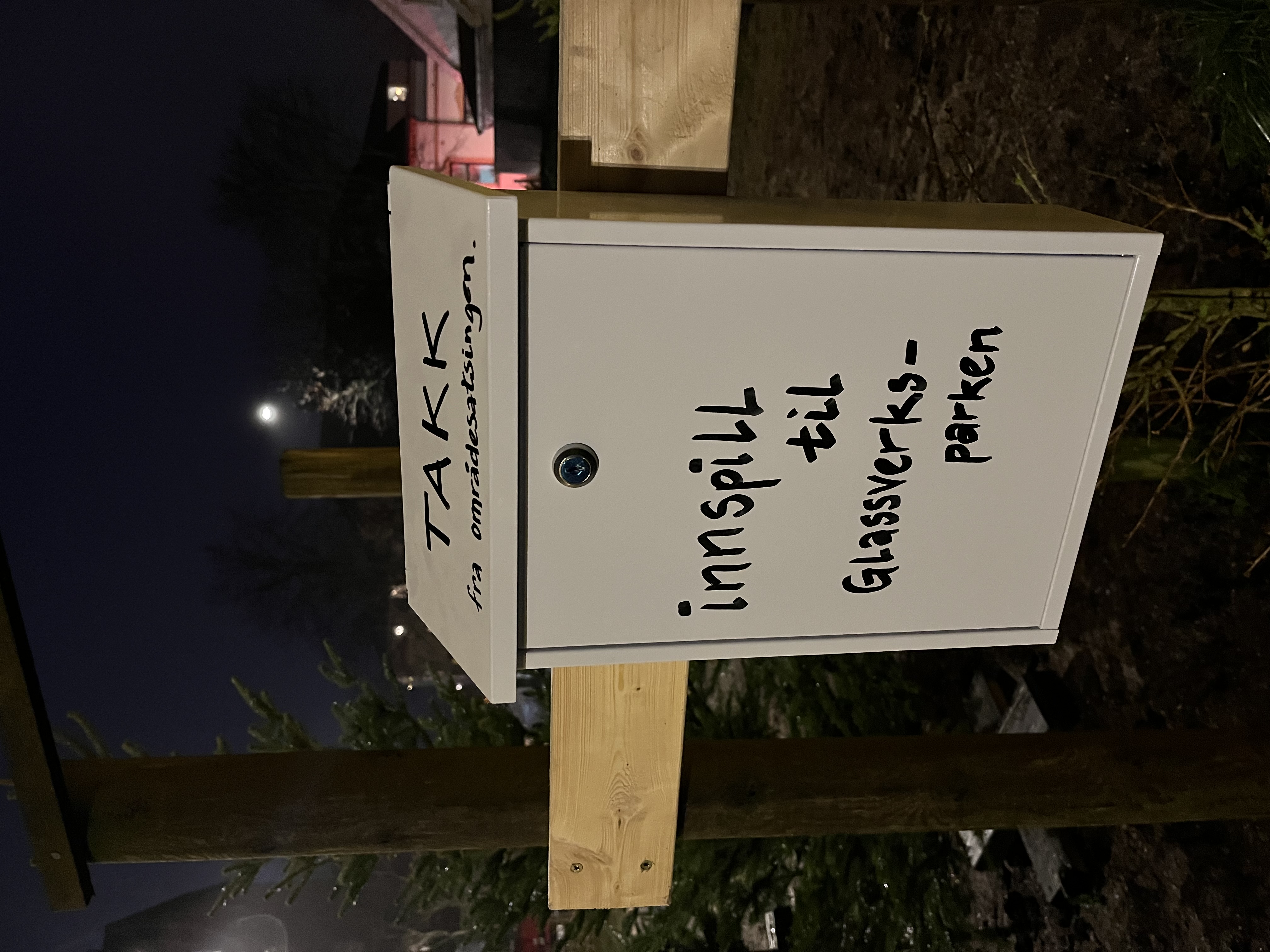 Postkasse merket "innspillskasse" for forbedringer til parken.