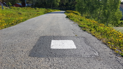 Lurer du på hva de disse hvite firkantene gjør på bakken?