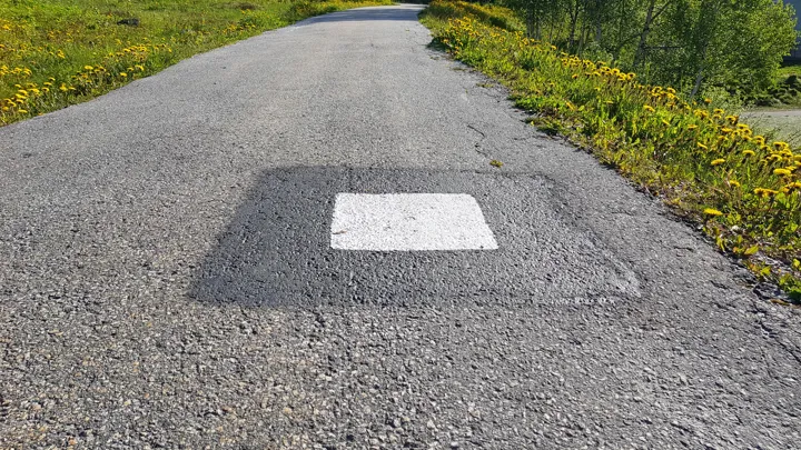 Hvit malt firkant på bakken
