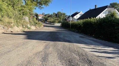 Stenger Kjerringvikveien på dag- og kveldstid når veien gjenoppbygges