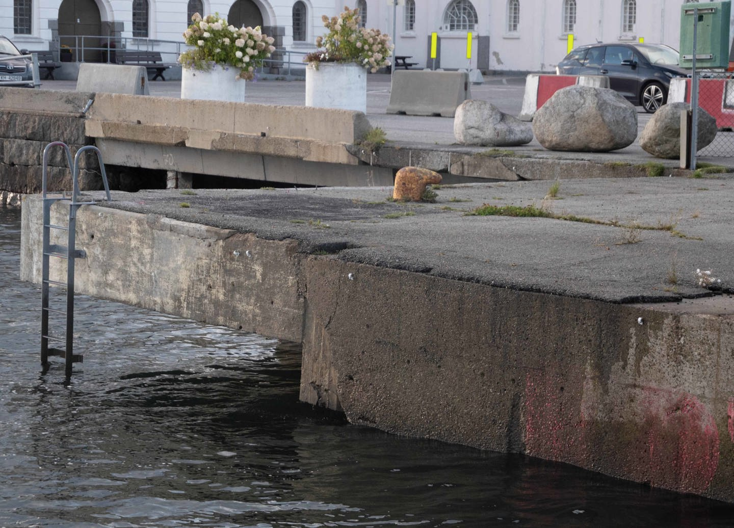 Nærbilde betongdekket over fiskerhavna