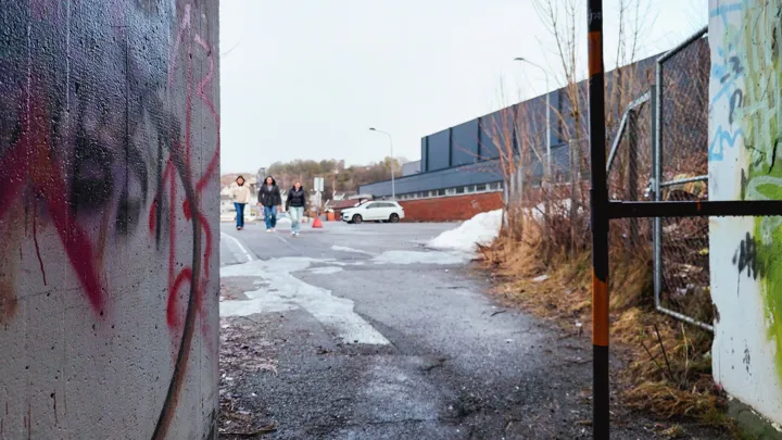 Bilde av en undergang under jernbanelinje.
