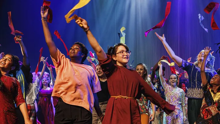 Bilde av dansende barn fra Fargespill Larvik på scenen