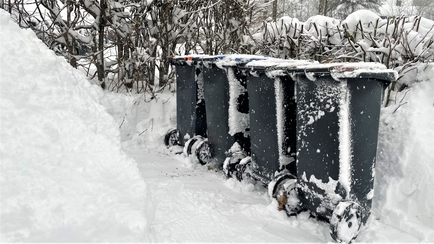 Søppelkasser med snø rundt