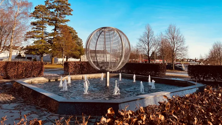 Skulpturen Kloden ved Badeparken i Larvik