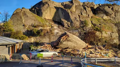 Ingen personer savnet etter steinras i Stavern - garasje ødelagt
