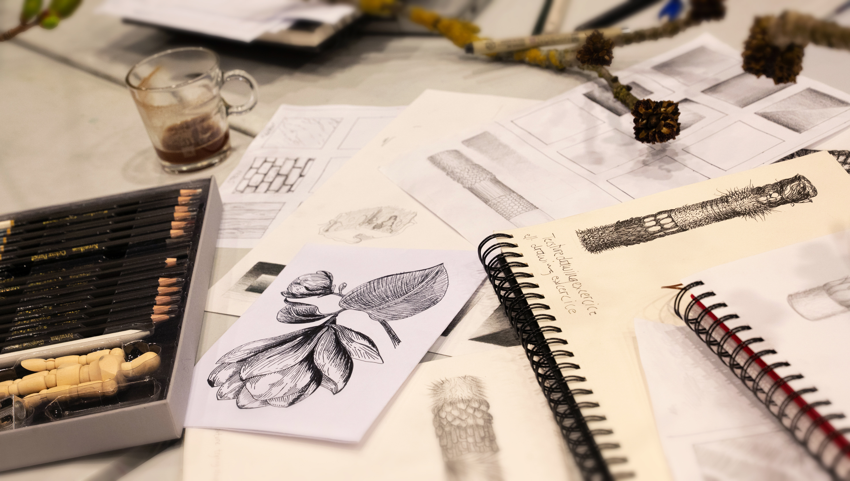 Diverse tegninger og utstyr på en bordflate