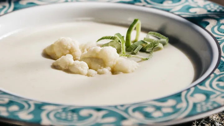 blomkålsuppe i en suppeskål
