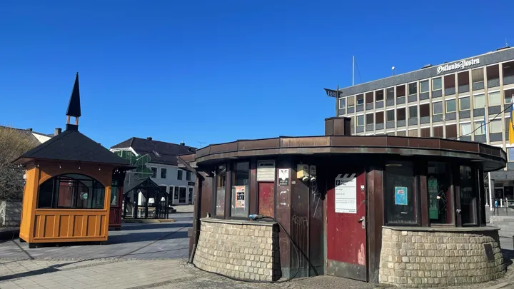 Torget i Larvik med både faste og flyttbare kiosker.