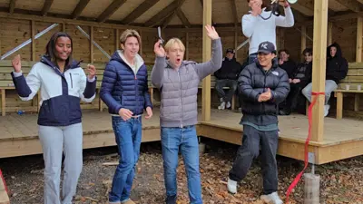 Åpnet gapahuken de har bygget sammen