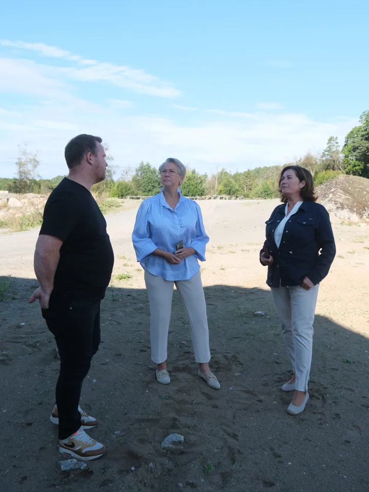 Prosjektutvikler Borgar Lindhjem Varaordfører Gina Merete Johnsen Og Prosjekutvikler Ragne Farmen)