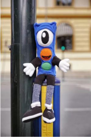 På bildet ser du Lyset som er en figur som er utviklet til Barnas Trafikklubb. Hånddukken kan brukes i samlingsstunder, på tur og på oppdrag i barnehage når trafikk er et tema.